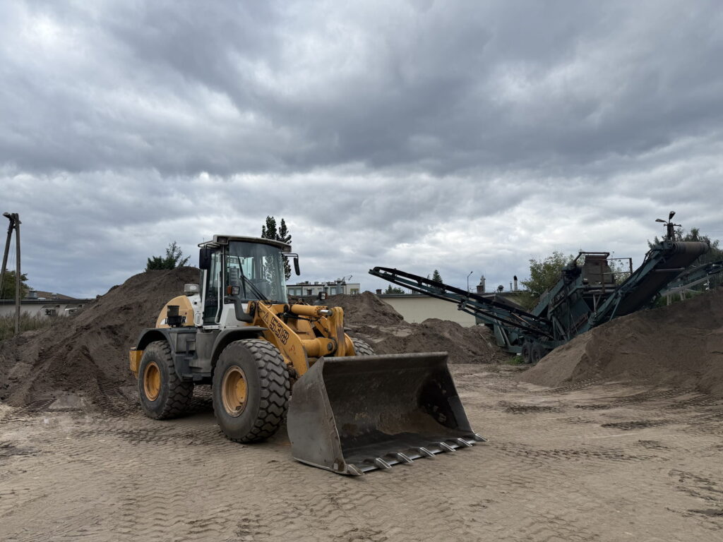 Ładowarka kołowa 20t na placu materiałów sypkich – Radom