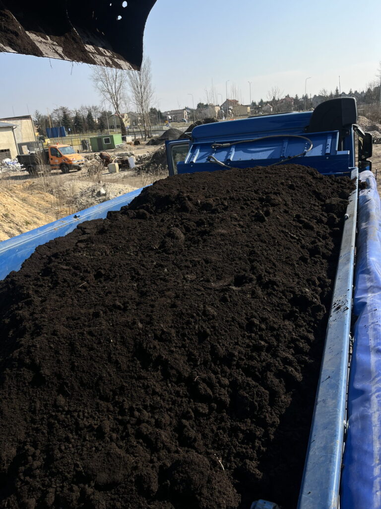 Torf – załadunek na wywrotkę, Radom